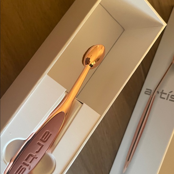 NIB Artis Rose Gold Oval 4 Brush - Picture 8 of 8